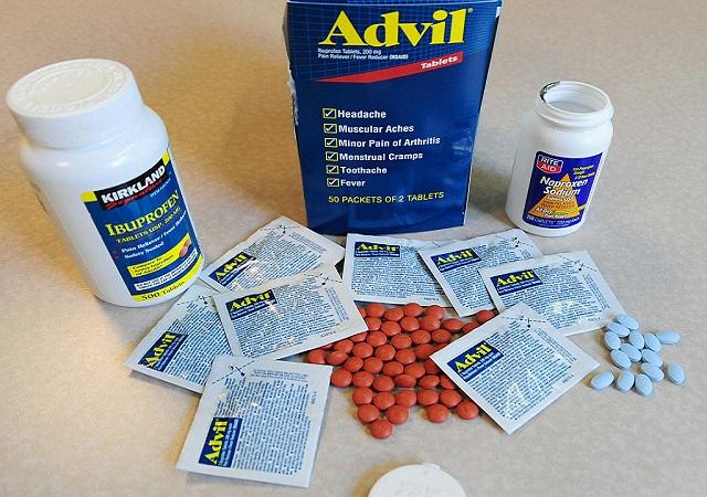 Advil vs. Tylenol For Headaches, Back Pain, And Cramps ...