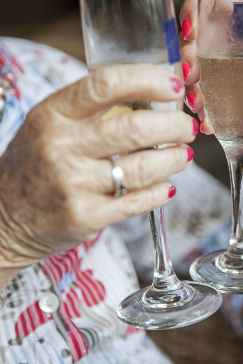 How does alcohol affect rheumatoid arthritis (RA)?