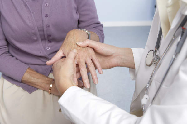 How is rheumatoid arthritis diagnosed early?