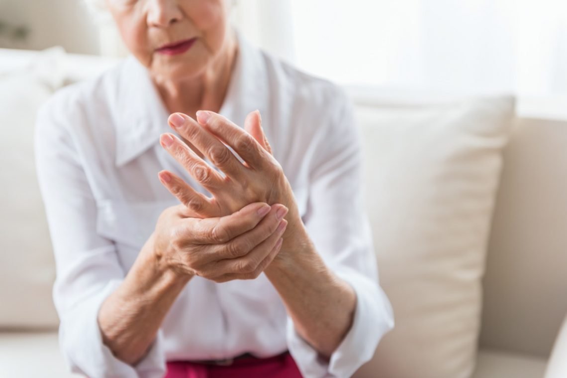 How to Manage the Pain Associated With Aging